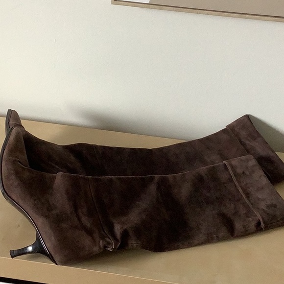 Gucci brown suede boots. - Picture 3 of 8